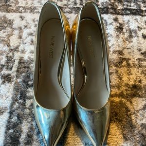 Size 8 NineWest gold heels. Never worn - BRAND NEW